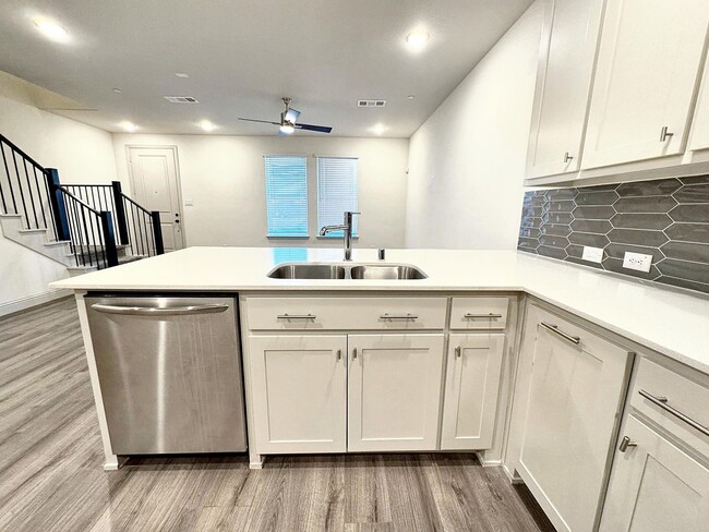 Building Photo - 3-Bedroom Home in City Point - A Must-See!