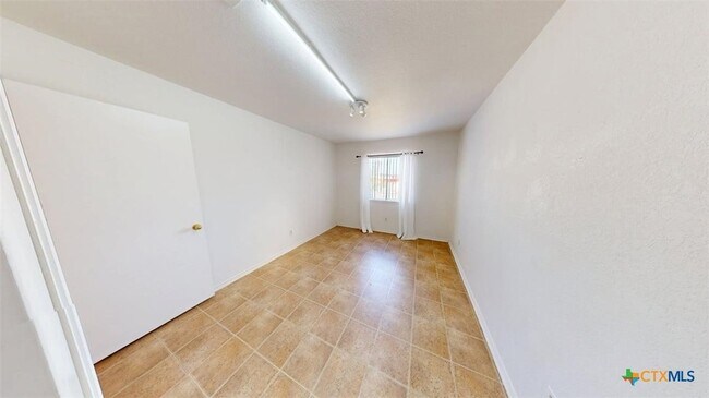 Building Photo - 411 Tomahawk Dr