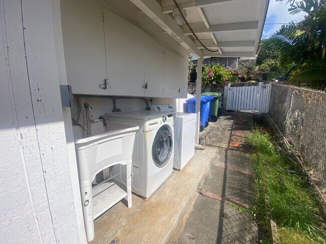 Building Photo - Frank