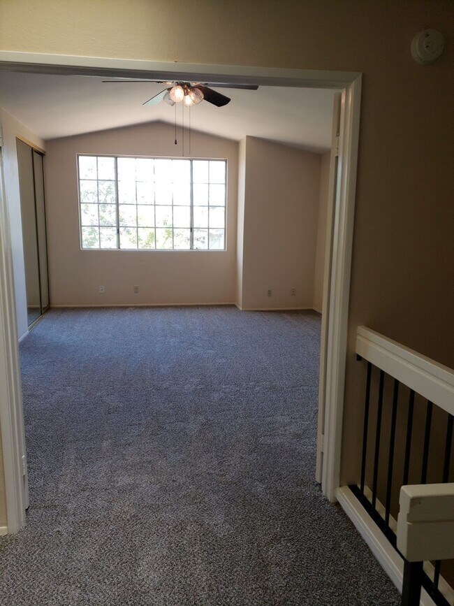 Building Photo - The Bluffs at Fox Run!!! 3BR/2.5BA Rarely ...