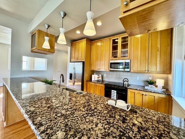 Building Photo - Amazing Garden-Style Condo Available NOW! ...