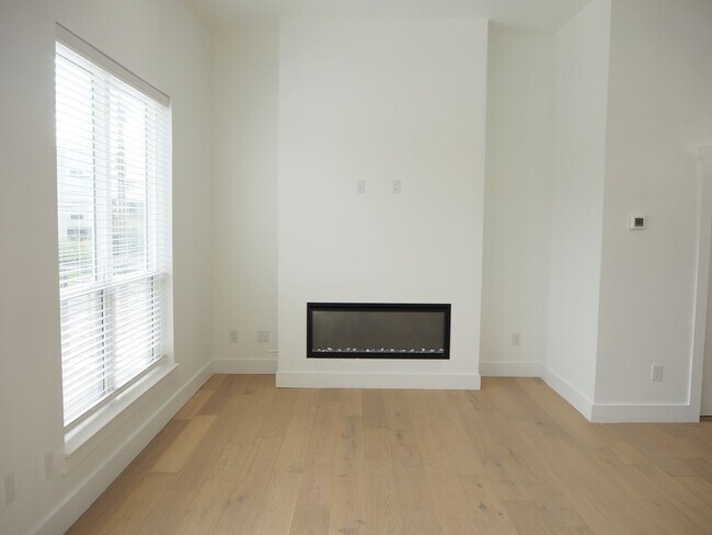 Building Photo - 2349 N Carroll-