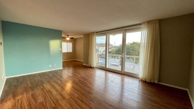 Building Photo - 2 Bedroom, 2 Bath Condo Blocks to the Beach, Pet Friendly, Sunset Views, Parking!