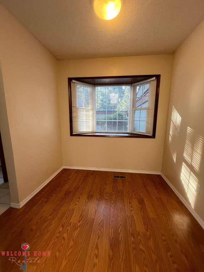 Building Photo - 2 bedroom townhome condo with AMAZING view, brand new carpeting and a fresh coat of paint!!!