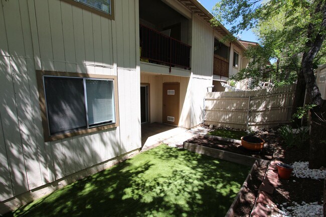 Building Photo - 2 Bedroom Condo in Pineview Village | Ground-Level Unit