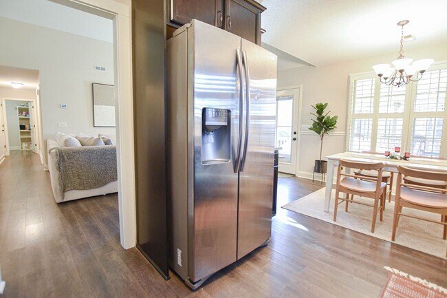 Building Photo - Pet Friendly Three Bedroom with Bonus!