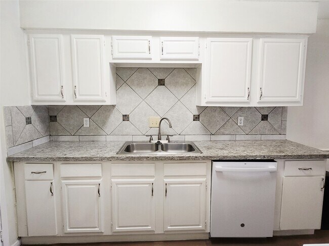 Building Photo - 7700 Creekbend Dr