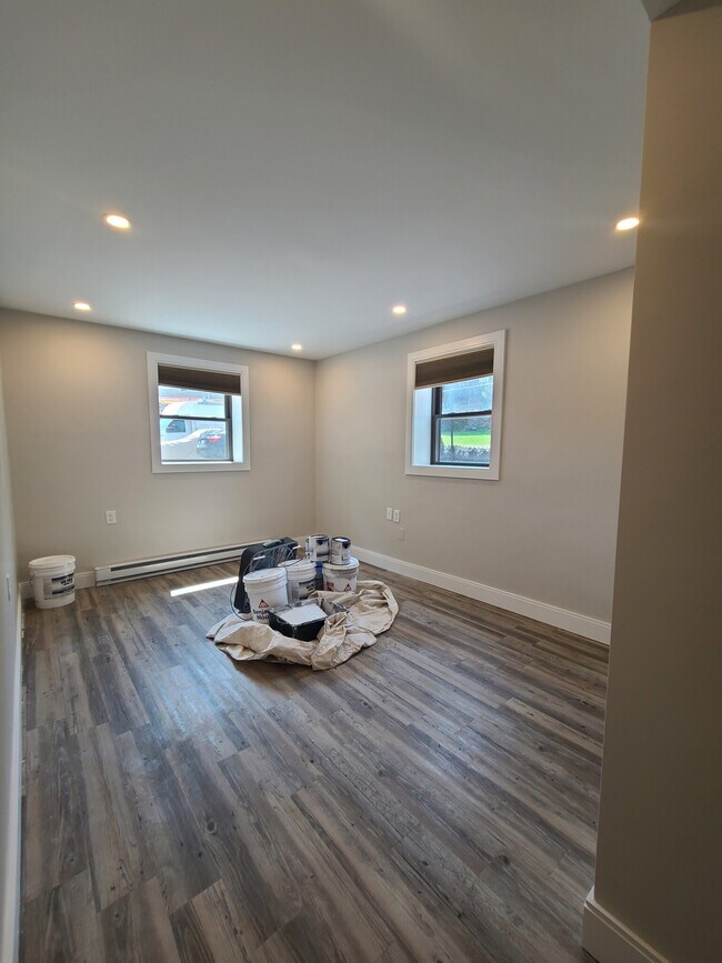 Building Photo - 15 Carson St