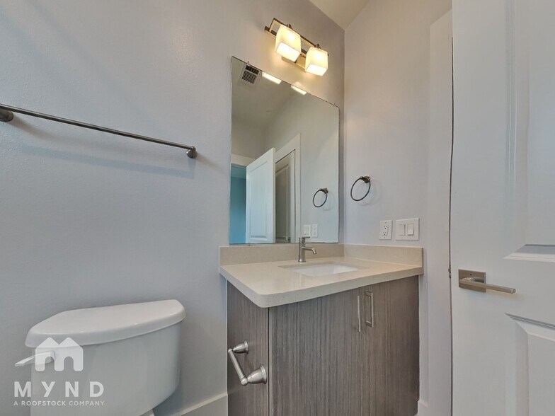 Building Photo - 2401 Crawford St