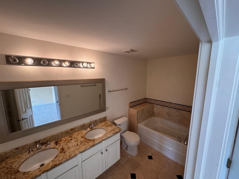 master bath - 364 Buckingham Ct