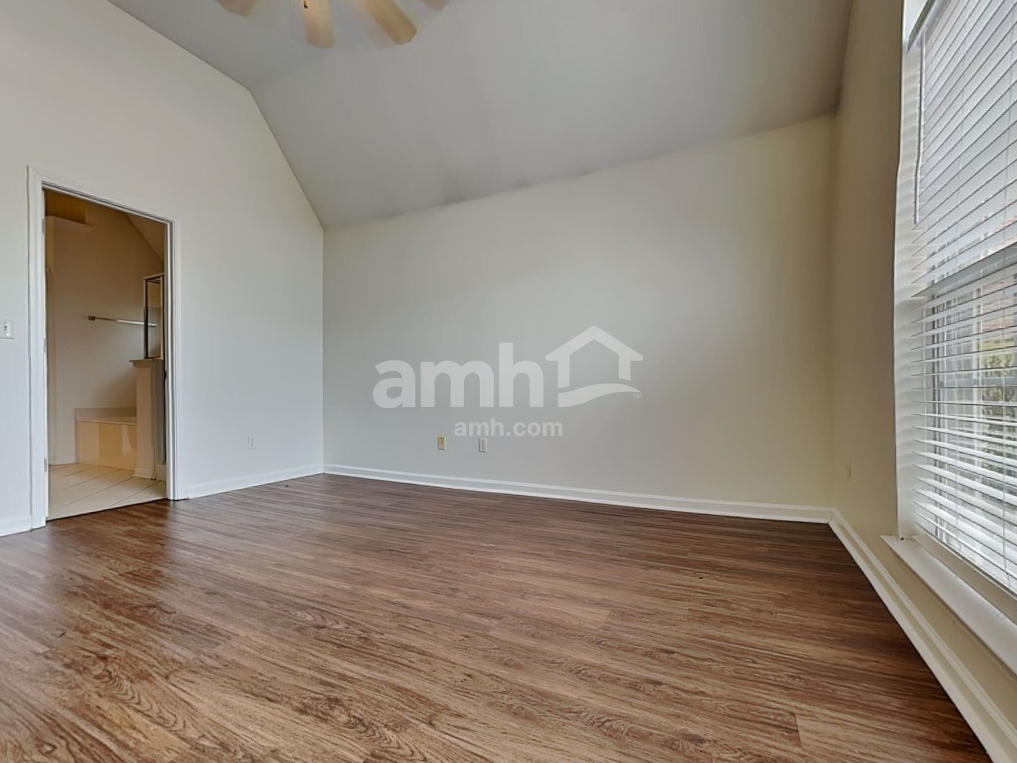 Building Photo - 8981 Oak Grove Blvd