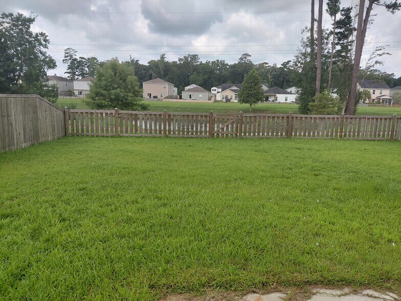 A nicely fenced backyard with homes not on top of you - 333 Matuskovic Dr