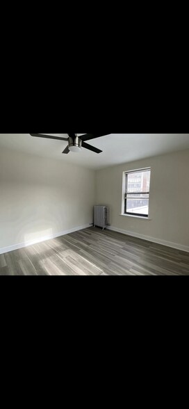 Building Photo - 3933 N Clarendon Ave