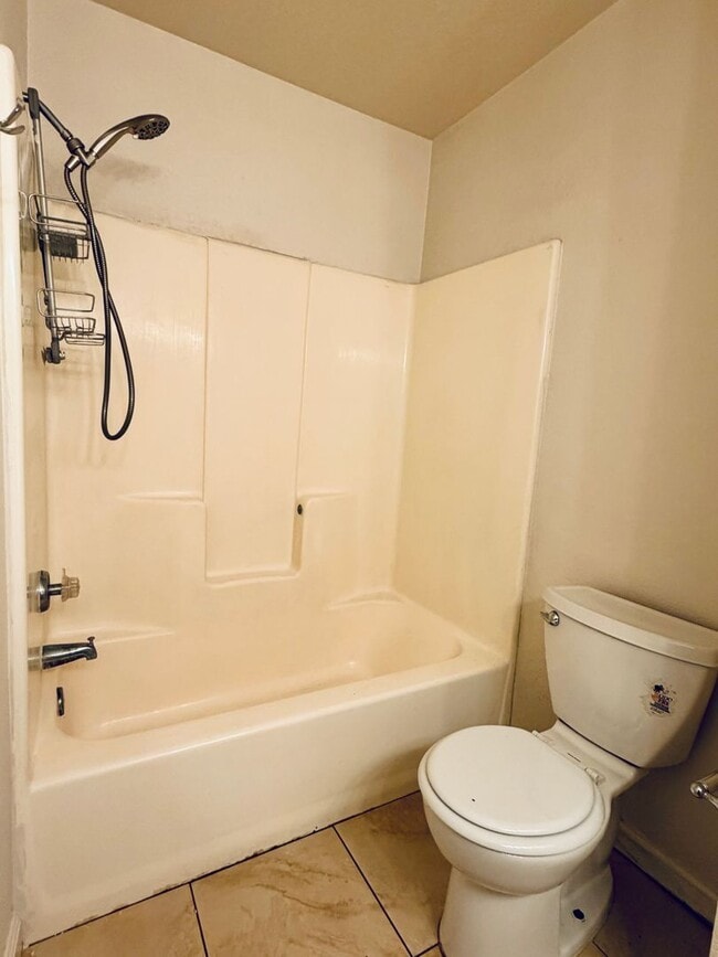 Building Photo - AVAILABLE NOW!!