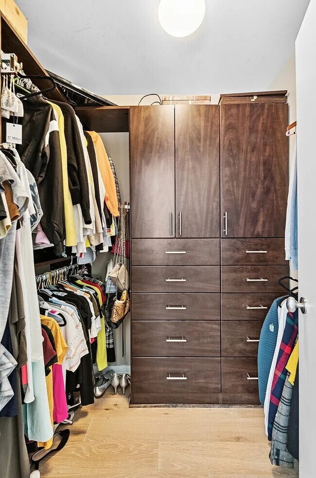 Building Photo - Comfortable Living in a Desirable Area