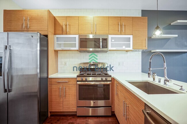 Building Photo - 2 BED & 1.5 BATH TOWNHOME FOR RENT