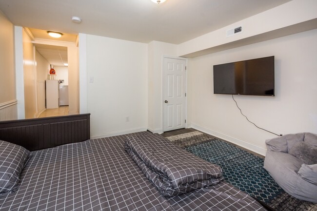 Building Photo - 600 S Linwood Ave