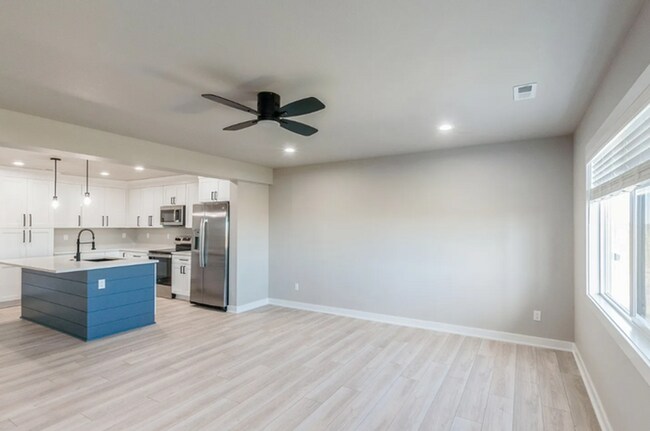 Building Photo - Beautiful near-new townhouse in Urbandale, available mid-August