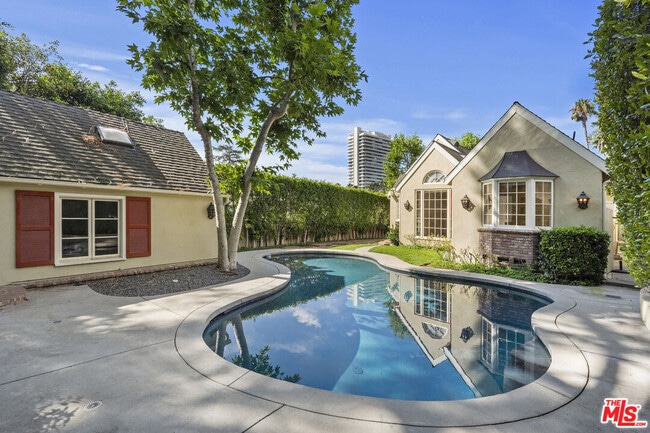 Building Photo - 1240 N Doheny Dr