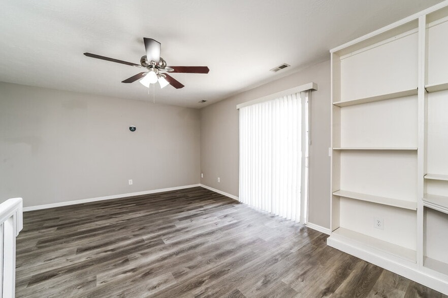 Building Photo - 7747 S Briar Dr