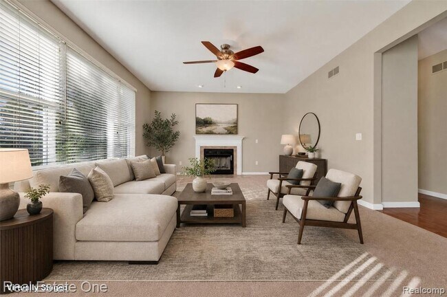 Building Photo - 699 Bay Pointe Dr
