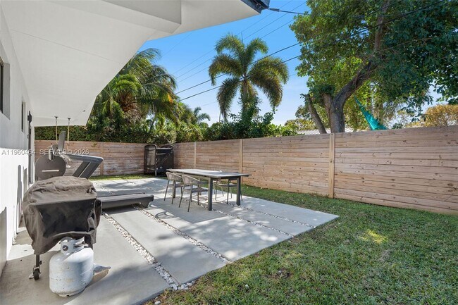 Building Photo - 6246 SW 10th St