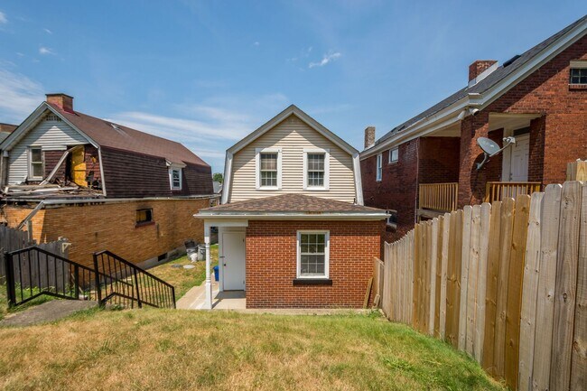 Building Photo - Stunning 2 bedroom home in Carrick available October 1st!