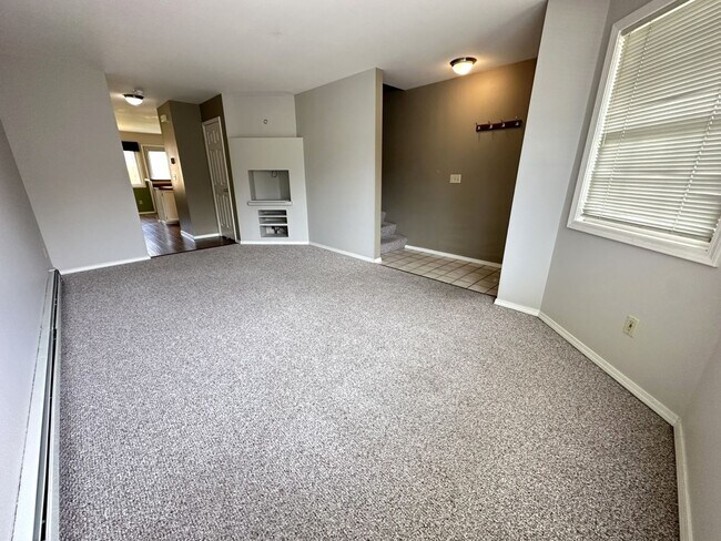 Building Photo - Beautiful 2 Bed 1.5 Bath Condo!