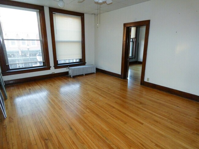 Building Photo - 15 E Main St