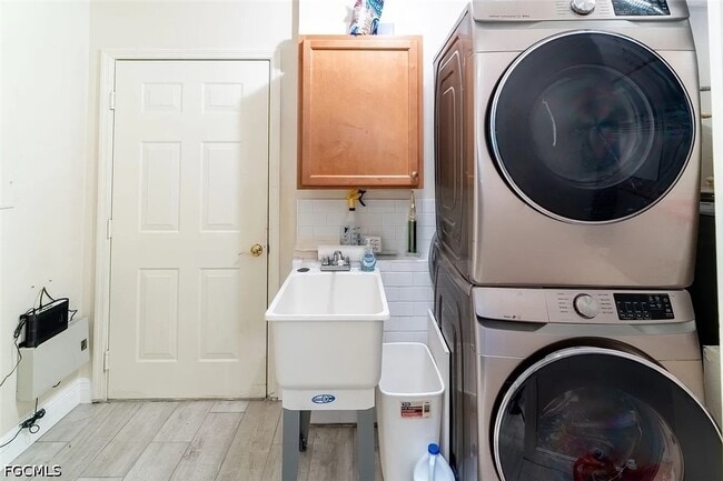 Building Photo - 23084 Lone Oak Dr