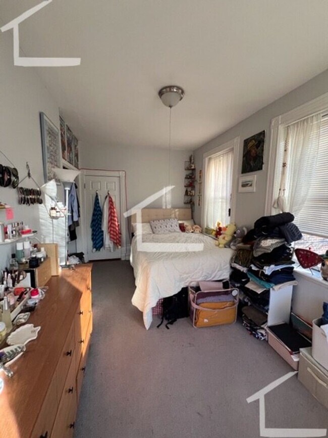 Building Photo - Gorgeous sunny apartment available now due to a lease break - great deal!