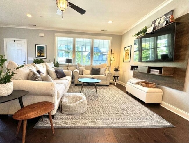 Building Photo - 3 Bedroom, 2.5 Bath Home w/ Fenced Yard and 2 Car Garage