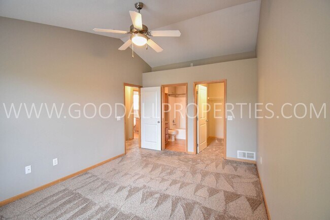 Building Photo - 2 Bedroom, 2.5 bath townhome in Urbandale ...