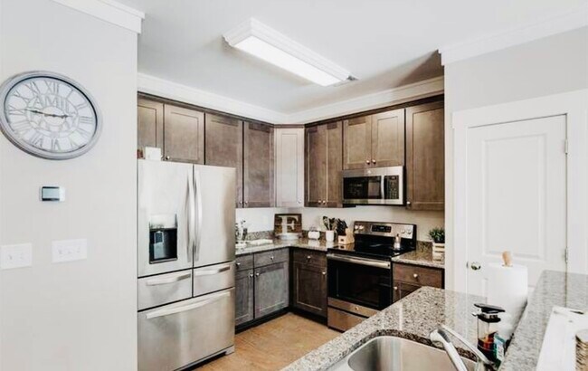 Building Photo - 731 Elmbrook Dr