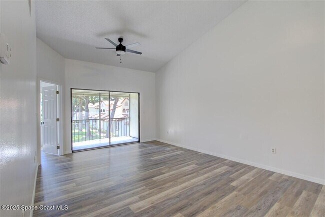 Building Photo - 1051 Country Club Dr