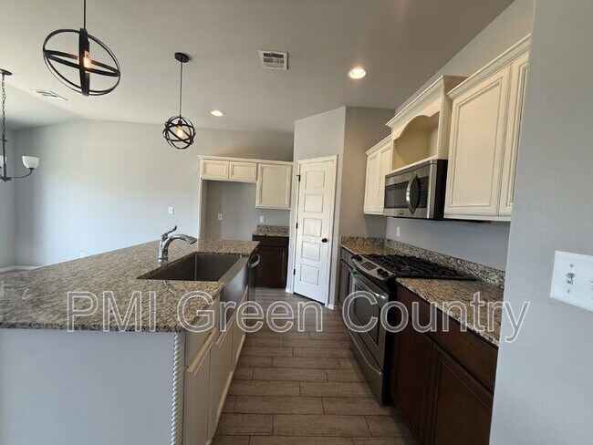 Building Photo - 3903 W 105th St S