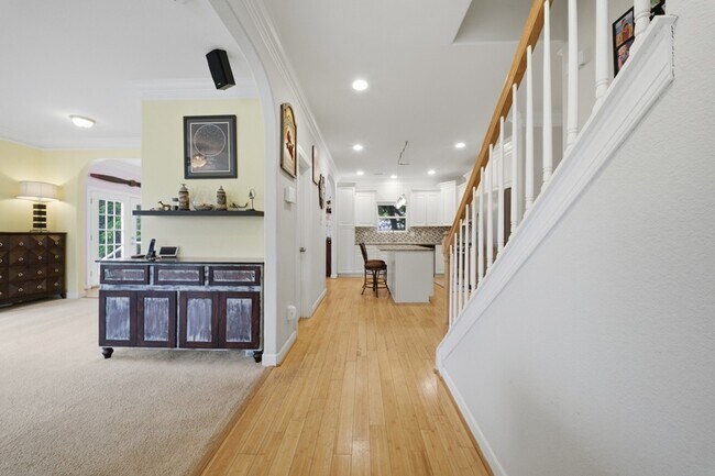 Building Photo - 431 Shorewood Pl