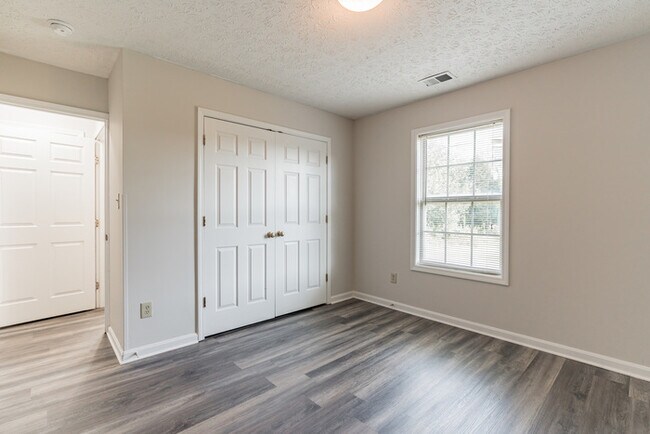 Building Photo - Three bedroom rental on Woodhaven Pl