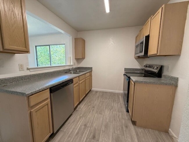 Building Photo - Nice One Story 3 Bedroom 2 Bath Home Backing to a Greenbelt! Near Sea World