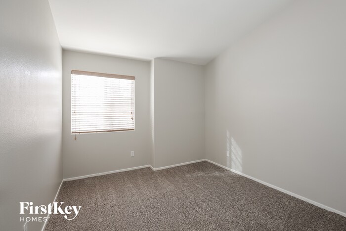 Building Photo - 5820 Meadow Dale Dr