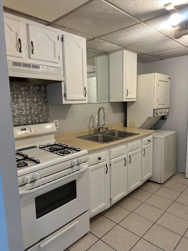 Building Photo - Great Berkshire Estates Condo HEAT INCLUDED