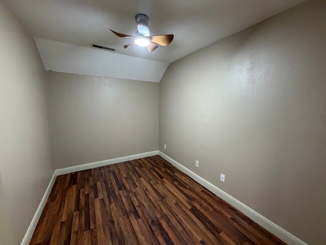 Building Photo - SPACIOUS TOWNHOME FOR RENT!