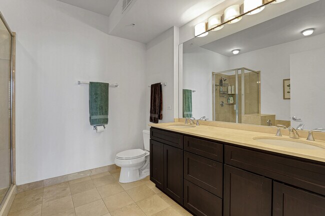 Building Photo - 565 W Quincy St