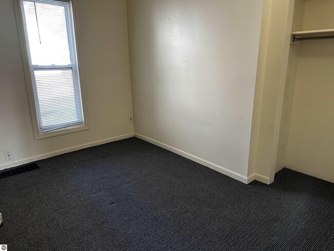 Building Photo - 315 E Bellows St