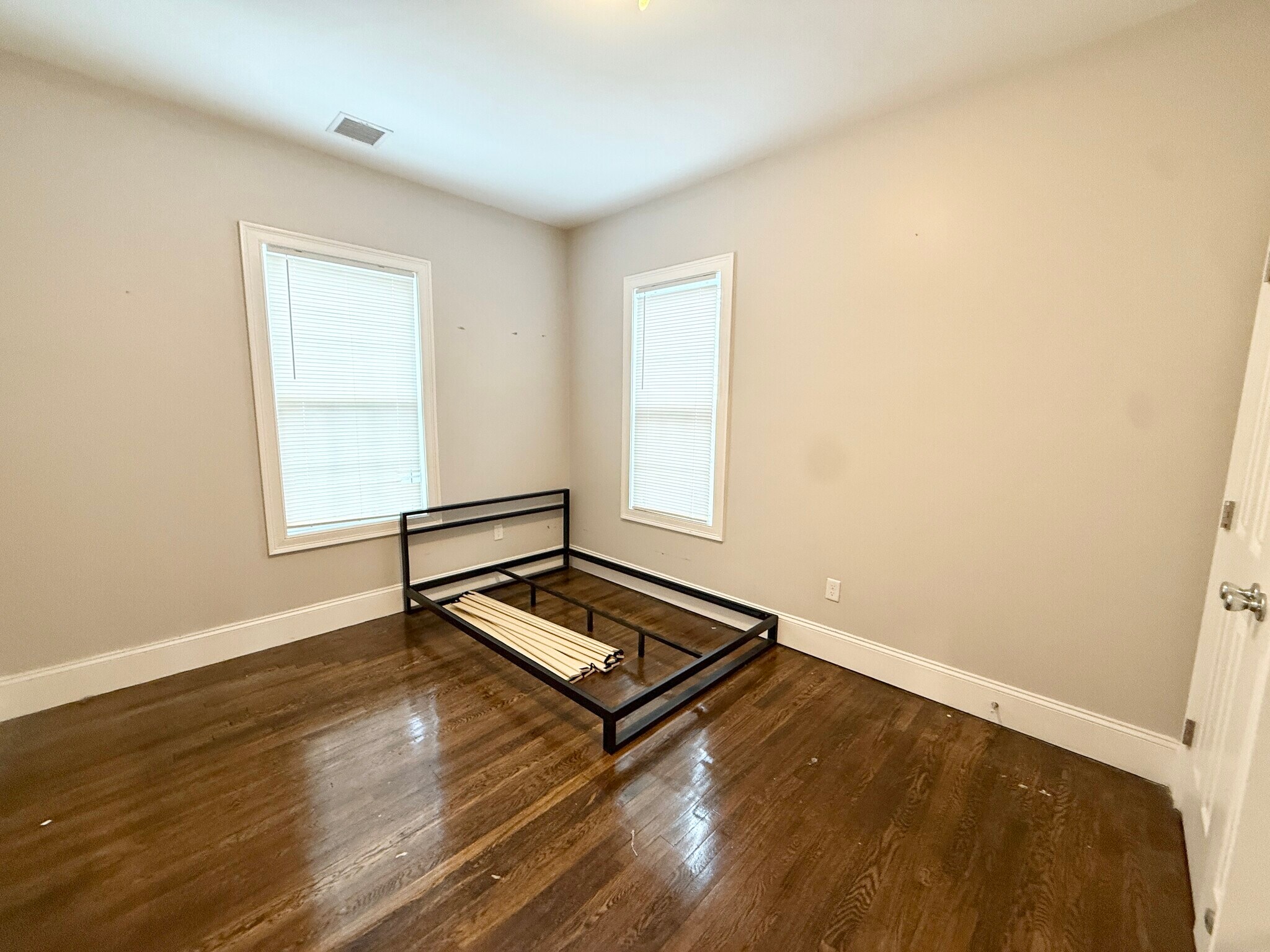 Building Photo - 91 Hillside St