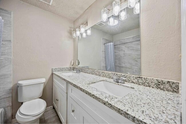 Building Photo - 17843 S Cypress Villas Dr