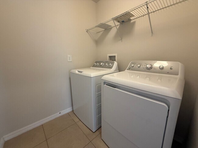 Building Photo - Spacious Riverview Rental in South Fork Lakes with Oversized Screened Patio & 2-Car Garage