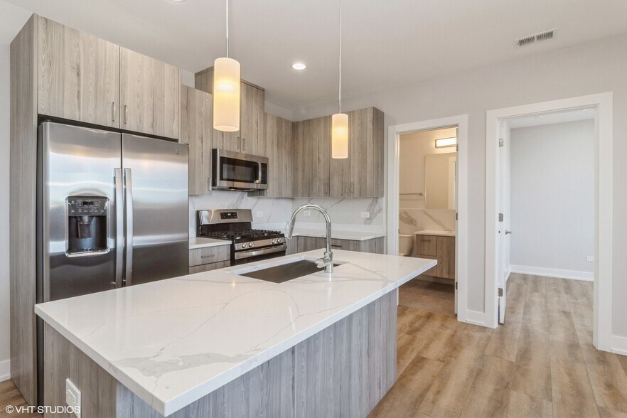 Building Photo - 3729 W Belmont Ave