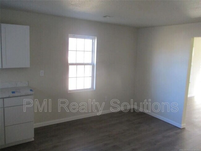 Building Photo - 913 N Creek Ave