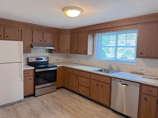 Kitchen - 147 Emerson Gardens Rd